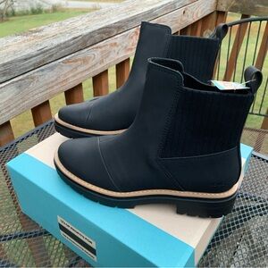 Women’s Tom’s boots. Size 8